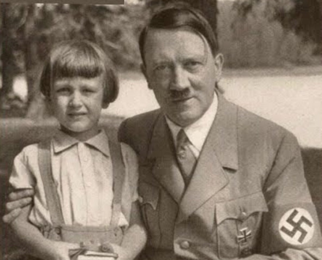 Адольф Гитлер и ангела Меркель